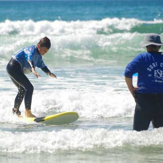 Clases de surf con la escuela de surf Bretaña